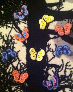 Virkatut perhoset puussa_